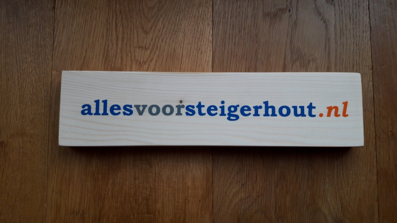 tekst of logo gedrukt op hout bedrukken